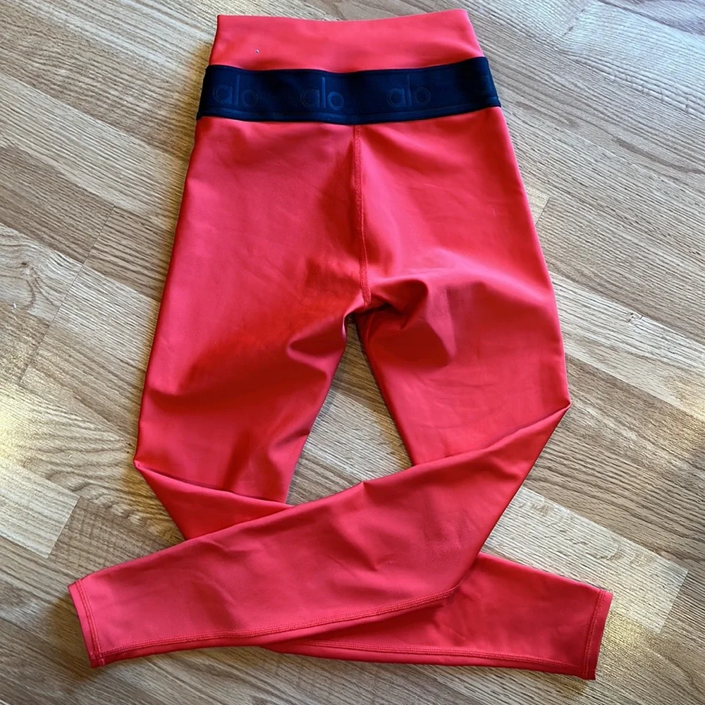Alo Yoga logo leggings